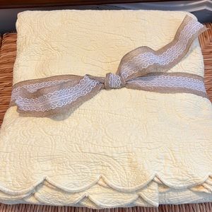 Gorgeous pale yellow quilt.